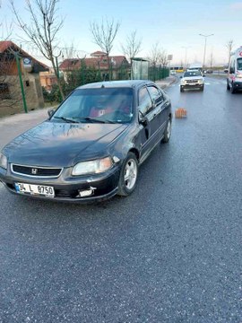 Arnavutköy'de yolun karşısına geçmeye çalışan kadına otomobil çarptı
