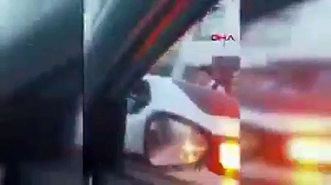 Düğün konvoyunda camdan sarkan kişi, yere düştü