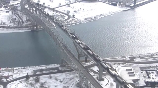 Convoi de la liberté au Canada: les images d'embouteillages monstres à la frontière américaine