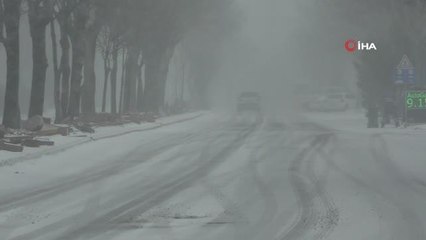 Aksaray'da kar yağışı tipiyle birlikte etkisini sürdürüyor