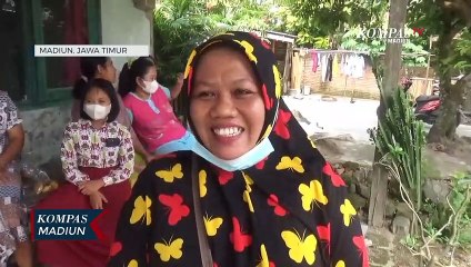 Penjual Gorengan Berkostum Unik