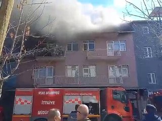 Anne ve kızı itfaiye son anda kurtardı