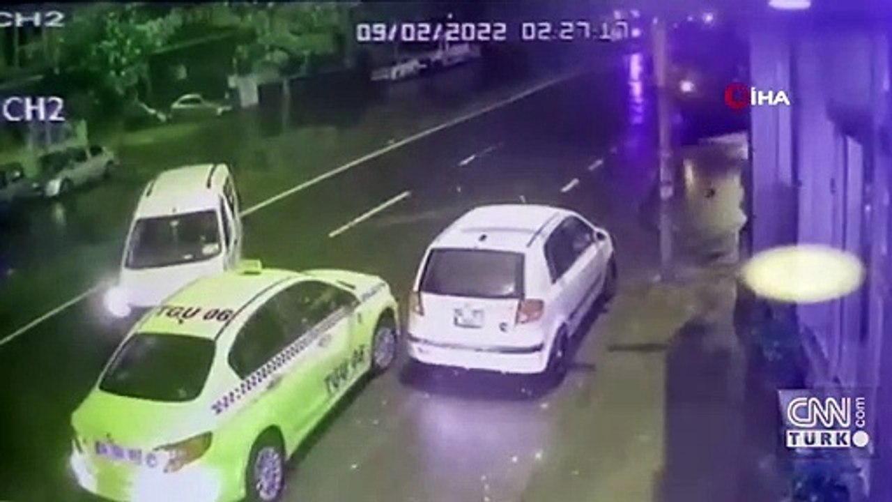 Kontrolsüz şekilde yola çıkan araca çarpıp takla attı