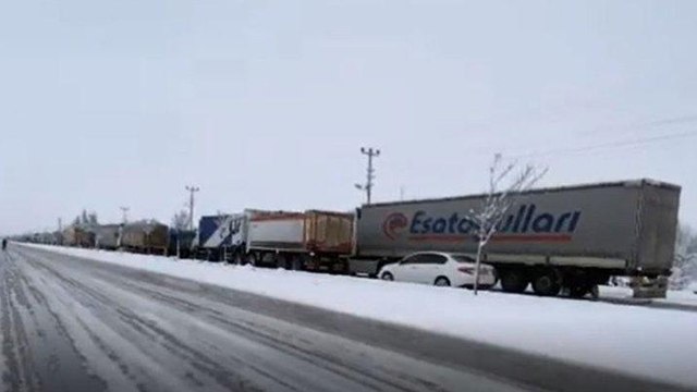 Konya’da kar hayatı felç etti, yollarda kalanlar isyan etti