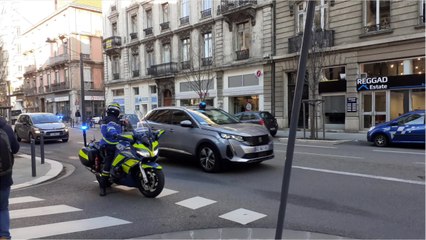 Convoi dans Grenoble avant la réunion des ministres de la santé européens