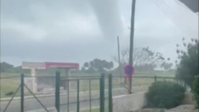 Un rarísimo tornado causa estragos en la localidad cubana de Guanabo