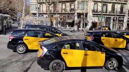 Marcha lenta de taxistas contra Uber