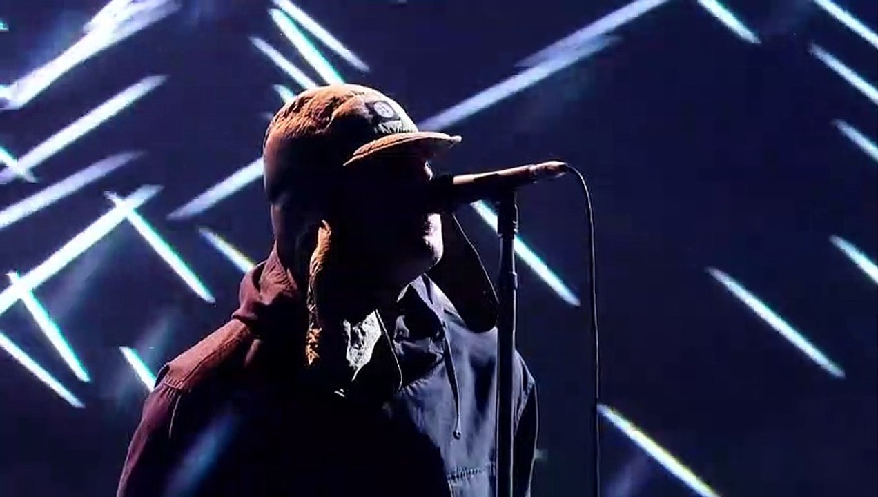 Liam Gallagher chante "Everything’s Electric" aux Brit Awards 2022