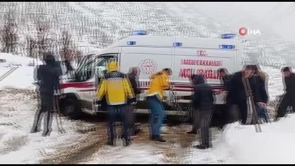 Son dakika haberi! Yolda mahsur kalan ambulansı köylüler kurtardı
