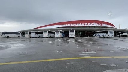 Kar nedeniyle geceyi otogarda geçiren yolculara yemek ikramı