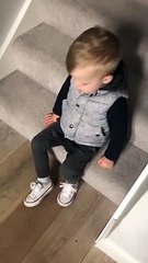 ¡Este niño se quedó dormido en las escaleras!