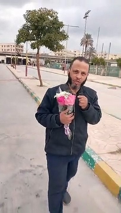 عم نادر مشرد الدقي جايب ورد ورايح يخطب لقاء فتا...