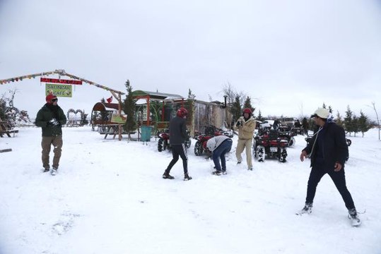 Kapadokya'da turistler kar topu oynayıp eğlendi