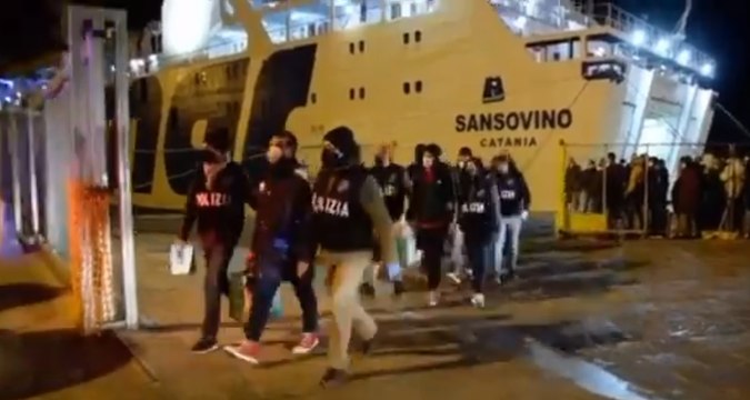 Agrigento - Migrante ucciso durante viaggio, altri stipati in zona motori: arrestati 6 scafisti (10.02.22)