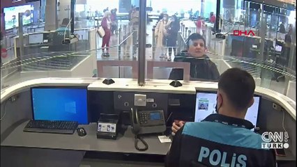 Göbek süsü verilen çantadan altın çıktı