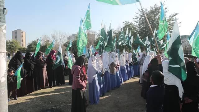 ISLAMABAD - Pakistanlı üniversite öğrencilerden Hindistan'daki başörtüsü yasağına tepki