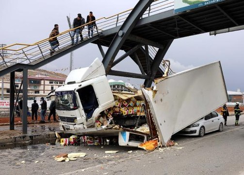 ÜST GEÇİDE ÇARPAN TIR'IN DORSESİ OTOMOBİLİN ÜZERİNE DEVRİLDİ