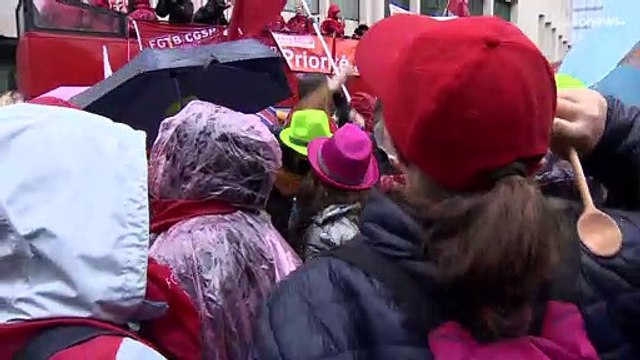 Wir können nicht mehr - belgische Lehrer gehen wegen zu viel Stress auf die Straße