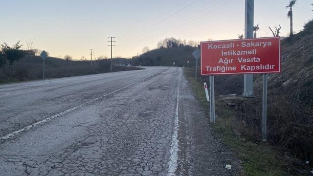 Karadeniz Sahil Yolu'nun Akçakoca kesimi ağır tonajlı araçların geçişine kapatıldı