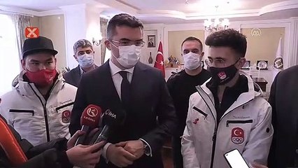 Valisi Memiş,Furkan Akar'ı altınla ödüllendirdi