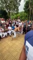 Petite démo de Capoeira entre 2 gars un peu nerveux
