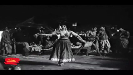 MUJHKO JAWANI BARI MEHNGI PARI - ZUBAIDA KHANUM - FILM NEEND