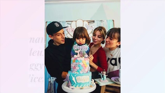 Alizée : Maman émue devant ses deux filles Annily et Maggy, soeurs complices