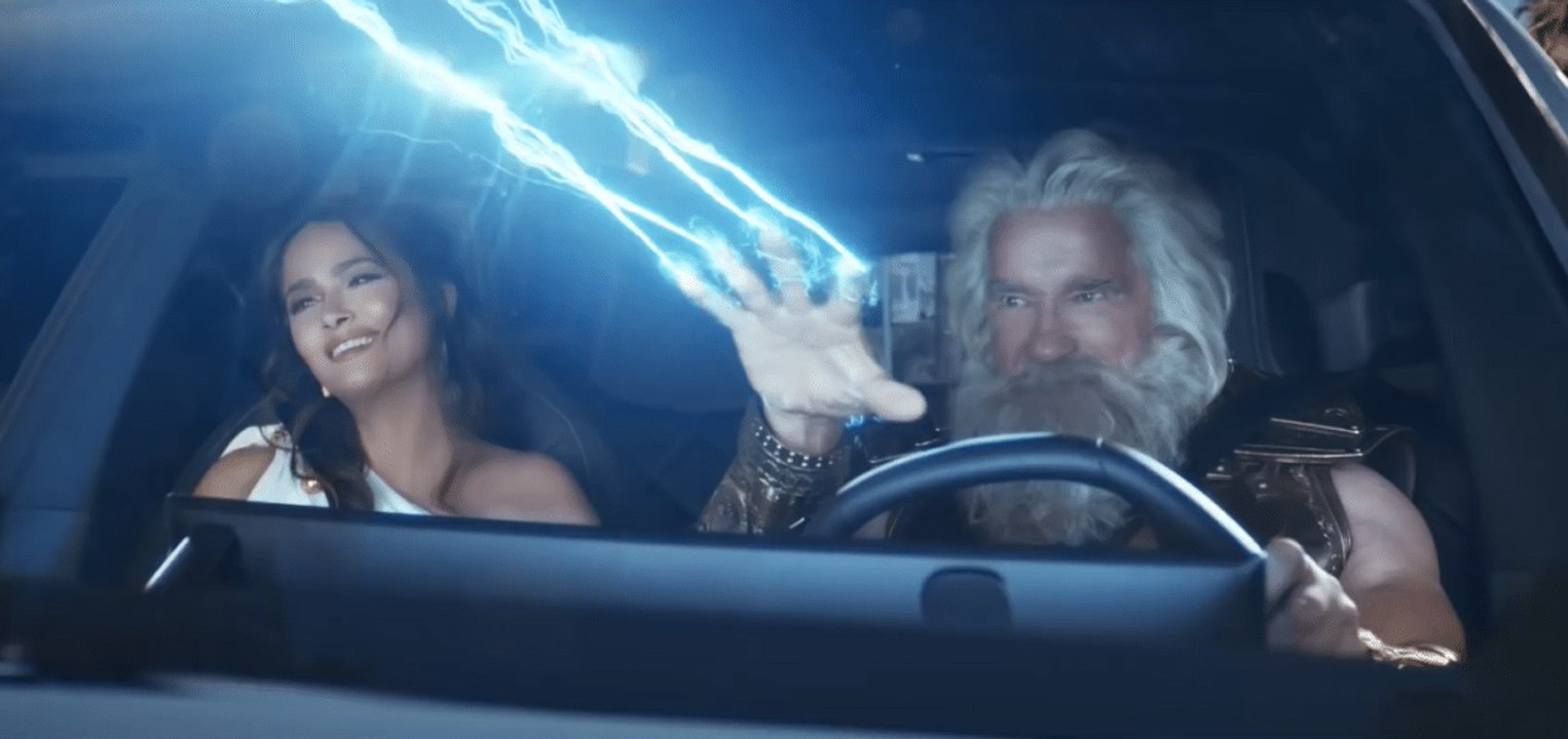 Super Bowl LVI :  Zeus (Arnold Schwarzenegger) & Hera (Salma Hayek) - BMW Spot TV (VOSTFR)