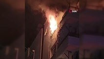 Son dakika haberi: Apartmanda çıkan yangında korku dolu anlar kamerada...Ev sahibi ile apartman görevlisi çatıda mahsur kaldı, kurtarılan kadını komşuları teselli etti