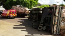 Mulher fica ferida após caminhão tombar no Bairro Country
