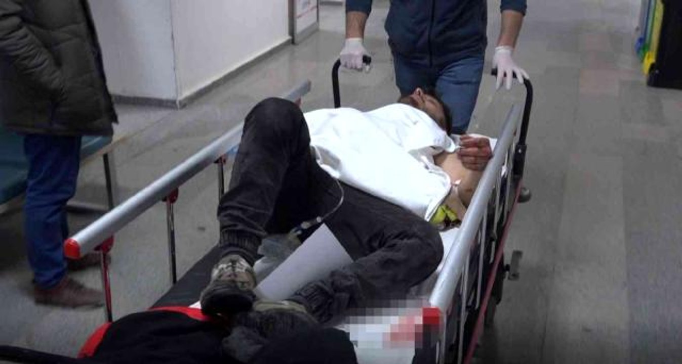 Gençlerin alacak verecek kavgası kanlı bitti: 1 ağır yaralı