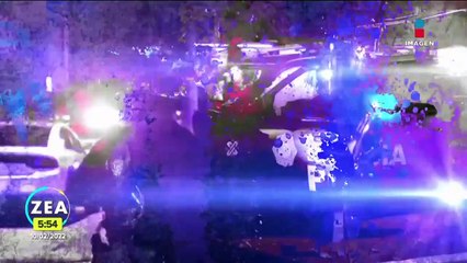 Tráiler cargado con croquetas vuelca en Iztapalapa