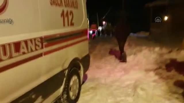 Ekipler kardan yolu kapanan köydeki tansiyon hastası için seferber oldu