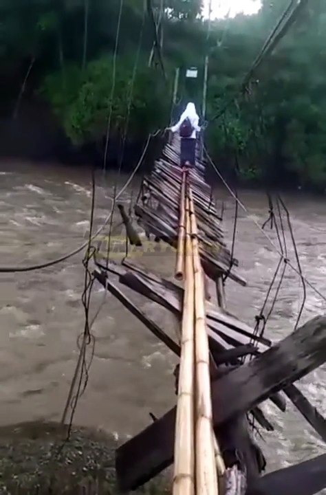 Perjuangan ke sekolah lewat jembatan rusak