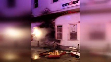 Bakırköy'de 3 katlı giyim mağazasının önüne bırakılan eşyalar yandı
