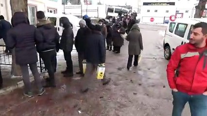 Ucuz yağ metrelerce kuyruk oluşturdu: Fiyatını görenler ikişer ikişer aldı!