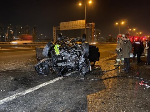 TEM Otoyolu'nda emniyet şeridindeki servis aracına çarpan cip takla attı