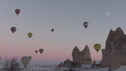 Kapadokya'da balonlar "112 Acil Çağrı Merkezi" afişleriyle uçtu