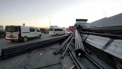 Tırdan düşen borular ulaşımı aksattı