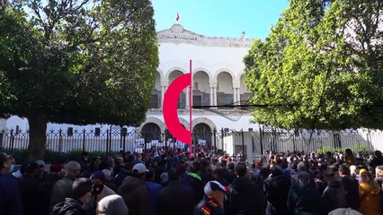 بدون تعليق: قضاة تونسيون يتظاهرون ضد حلّ الرئيس المجلس الأعلى للقضاء