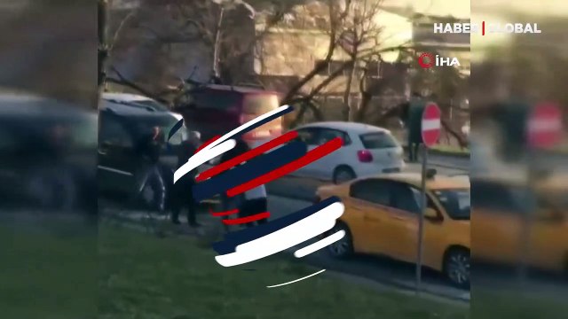 Esenyurt'ta taksici ile yolcu arasında çıkan kavga boks maçlarını aratmadı