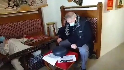 Laurent tout à l'oreille.