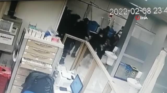 Gözü dönen hasta yakınları hemşire ve görevlilere dehşeti yaşattı... Hastanede tekmeli yumruklu saldırı anı kamerada