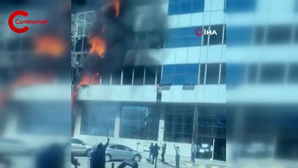 Yangından kurtulmak için metrelerce yüksekten atladı: Havada yakaladılar