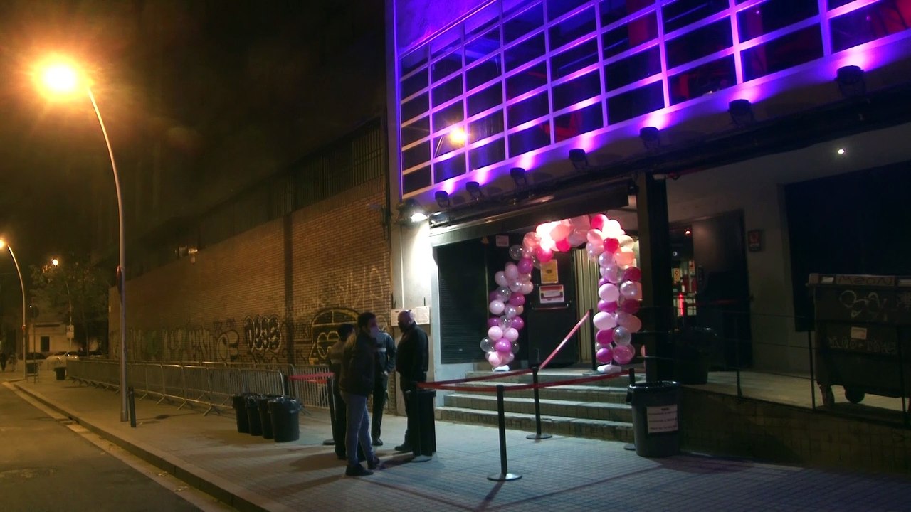 Discoteques plenes en la primera nit d'oci nocturn