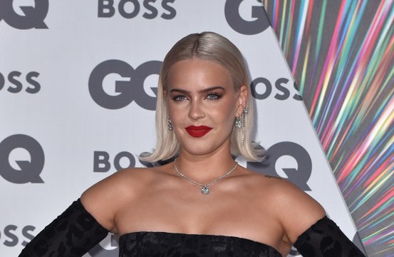 Brit Awards : Anne-Marie revient avec humour sur sa chute