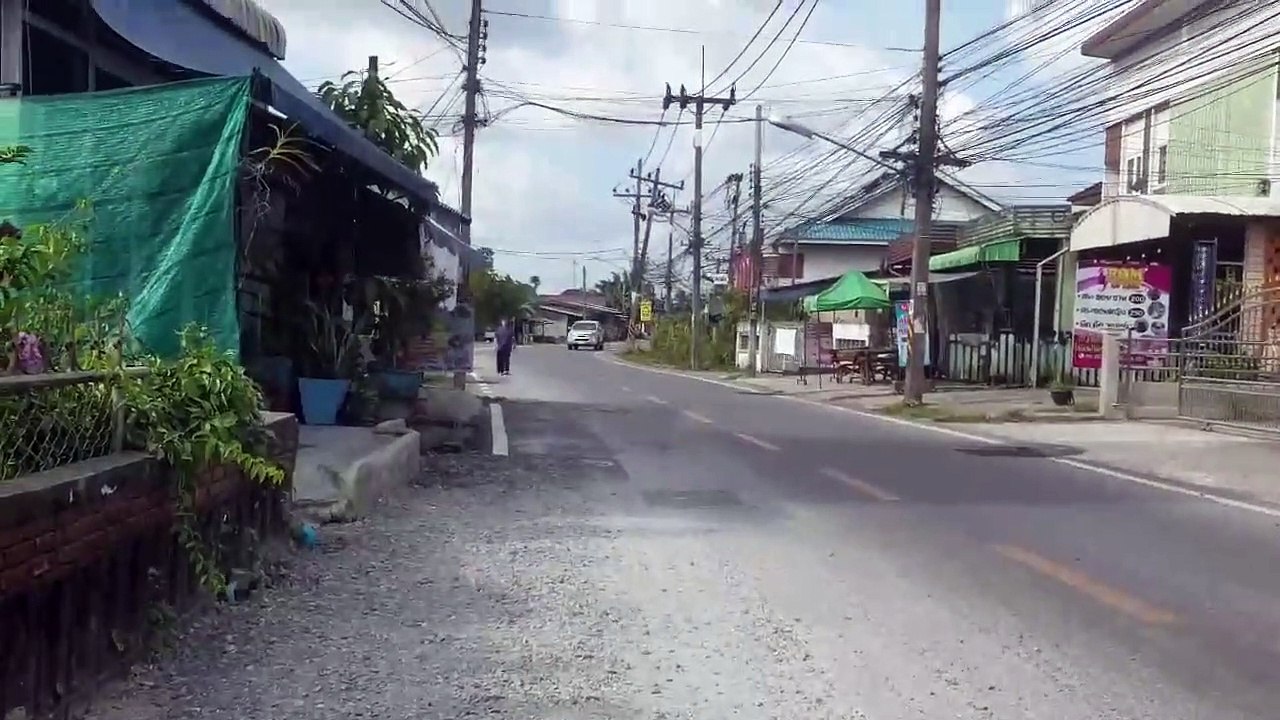 รวดเร็วทันใจ ...ชาวบ้านเฮ “นายก ดร.โจ” สั่ง 2 รองนายก ฯลุยราดยางรอยกลบหลุมขุดซ่อมท่อประปาถนนเทวบุรีทันที