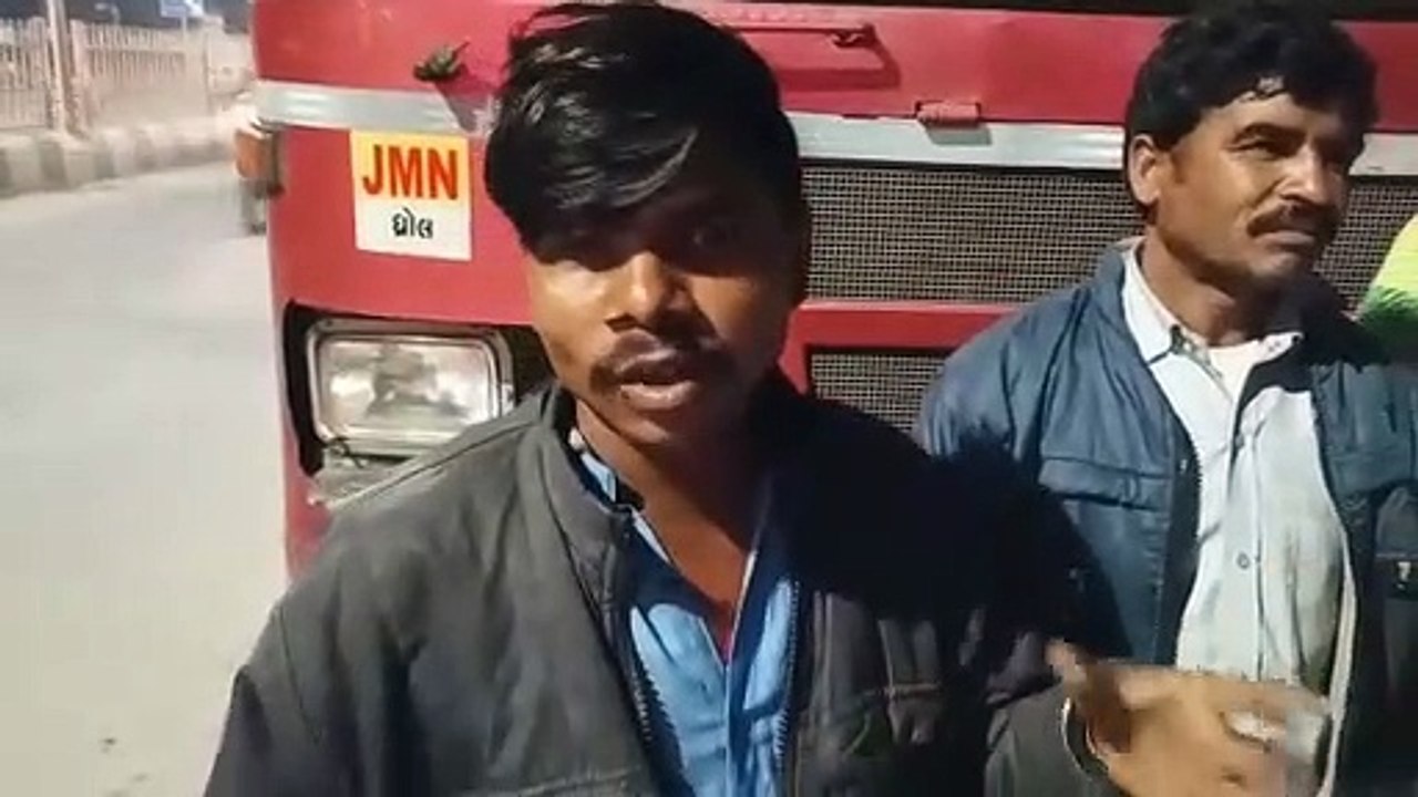 Gujarat Hindi News Video : बीच रास्ते बस खड़ी कर चालक हुआ फरार, जाने क्यों