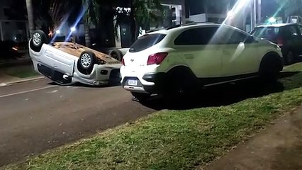 Mulher perde o controle do veículo e capota Fiat Uno no Bairro Coqueiral