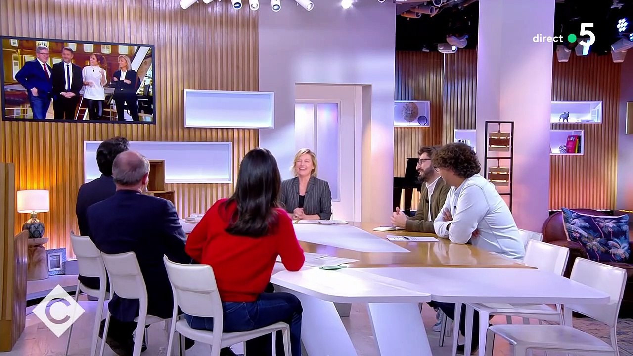 Jean-Luc Mélenchon s'invite à l'improviste dans le duplex entre "Elysée 2022" et "C à vous"